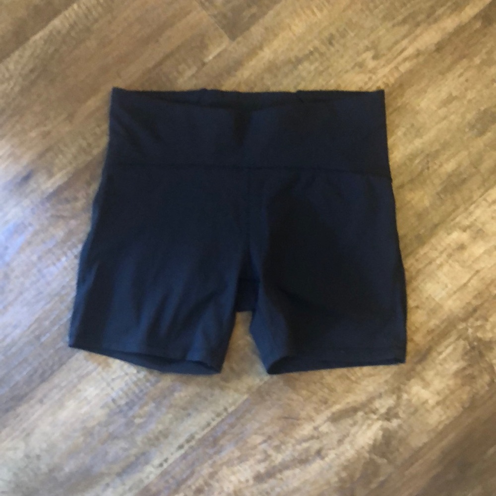Lululemon train times 6” shorts